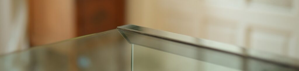 Abus de biens sociaux ou abus de confiance : les différences. Coin métal et verre d'une table, bureau lumineux et blanc